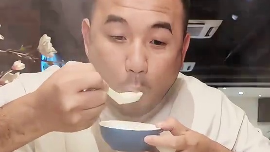 解锁佛山吃鱼头火锅的隐藏吃法，一口吸入，鱼头太嫩了