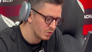 一位藝術(shù)家正沉浸在自己的創(chuàng)作當(dāng)中