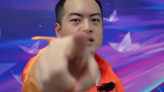 听说有人想要挑战我们 放马过来！都是陀螺罢了