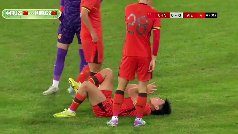 下半场比赛，中国U22失误过多，导致丢球，越南队利用我们的失误破门得分，最终中国U22男足 0：1不