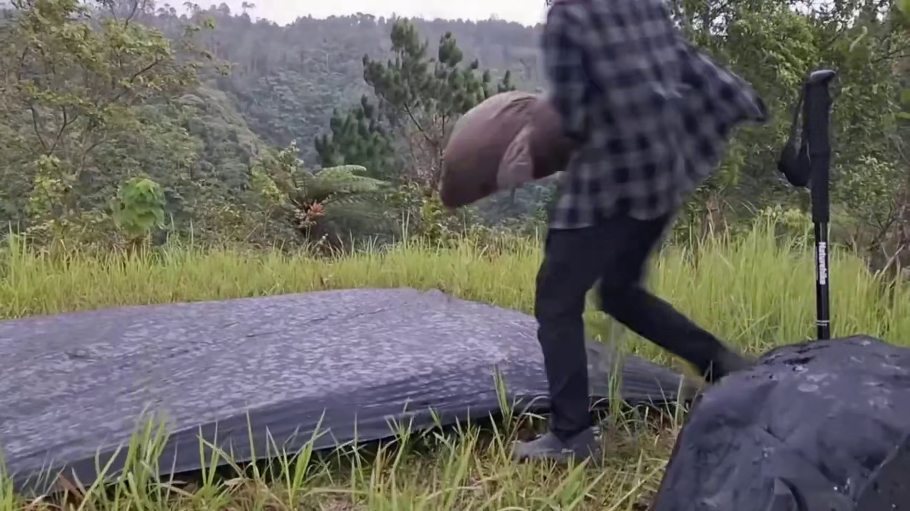 野外对抗最猛烈的风暴！暴雨中露营。