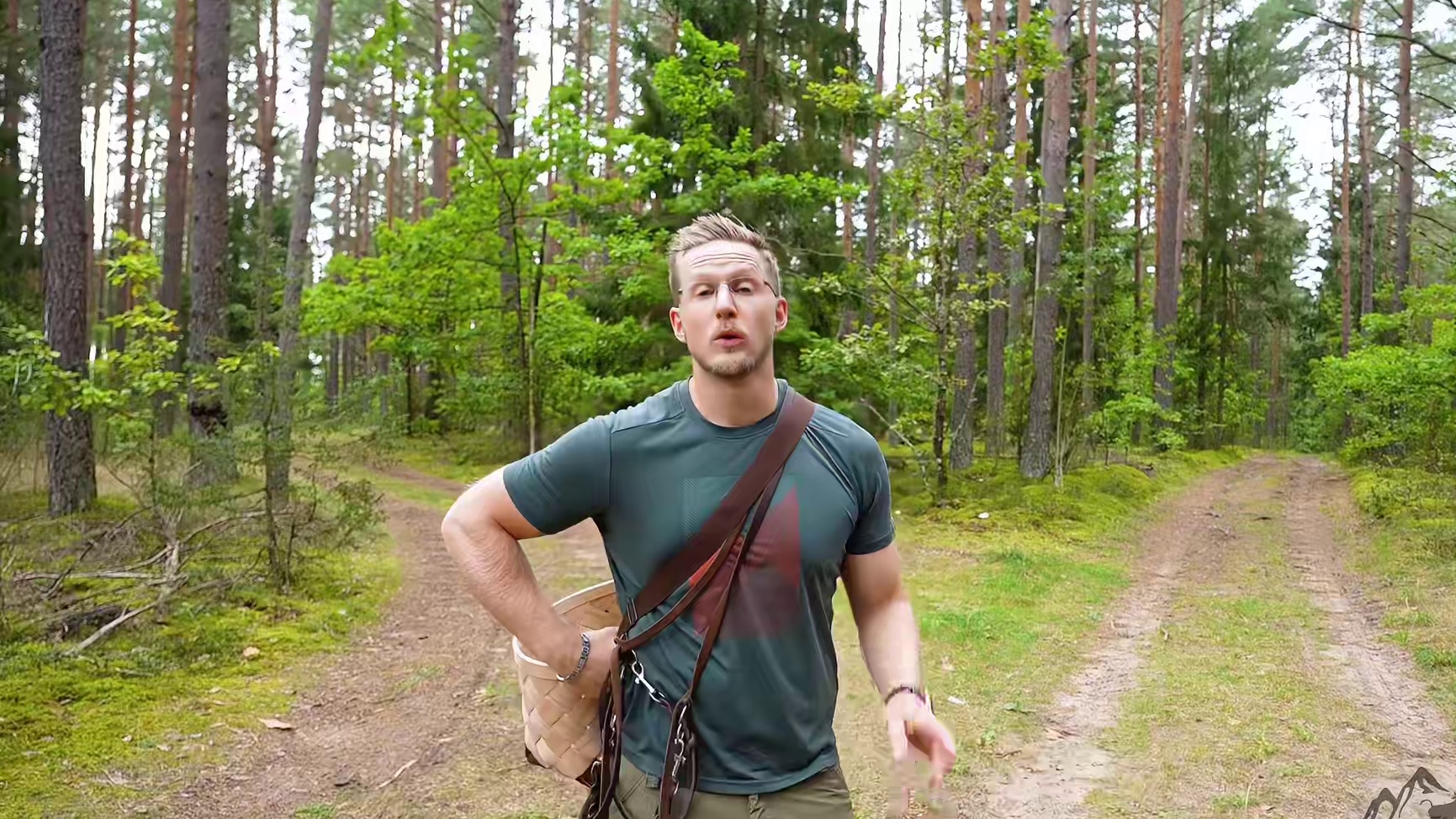遍地是蘑菇！当地蘑菇节震撼实录，蘑菇采到手软，美食摊逛到腿软 这次去的蘑菇节还是很传统的，当地的民俗