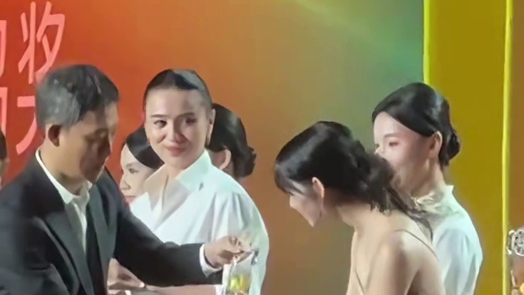 为最佳女主角提名者颁发荣誉