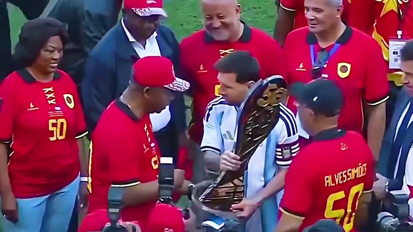 安哥拉总统与梅西进行开球仪式，庆祝安哥拉独立50周年