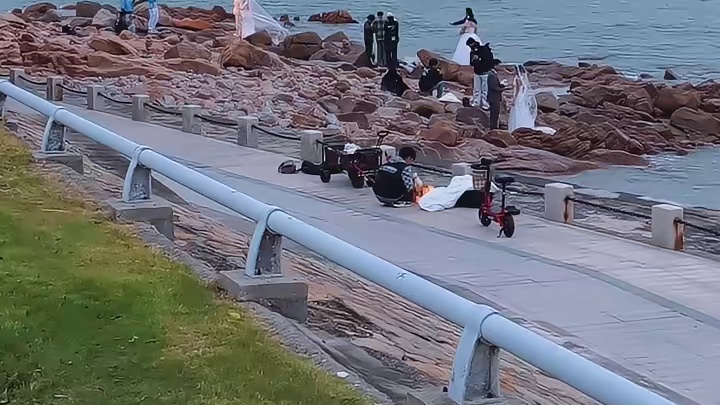 海边即景 海风轻拂、海浪翻涌，一对对新人将这浪漫的时刻化作永久的回忆。