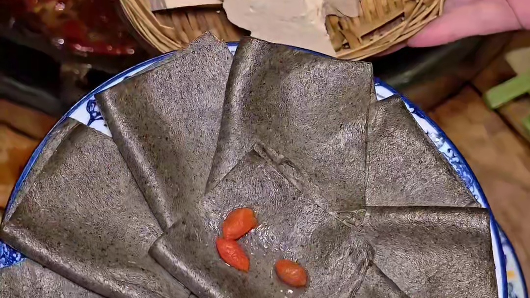 藏在天井里的破火锅，有着炙烈的老成都烟火气 #