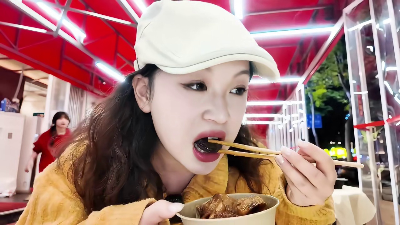 脆皮乳鸽入嘴的一瞬间，我又快乐了！！