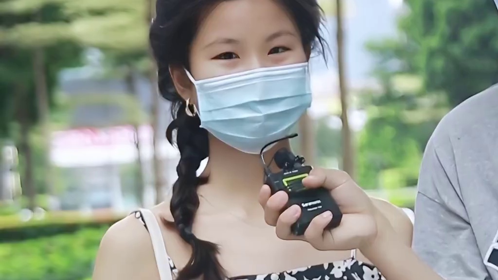 给自己颜值打3分的小姐姐，长什么样