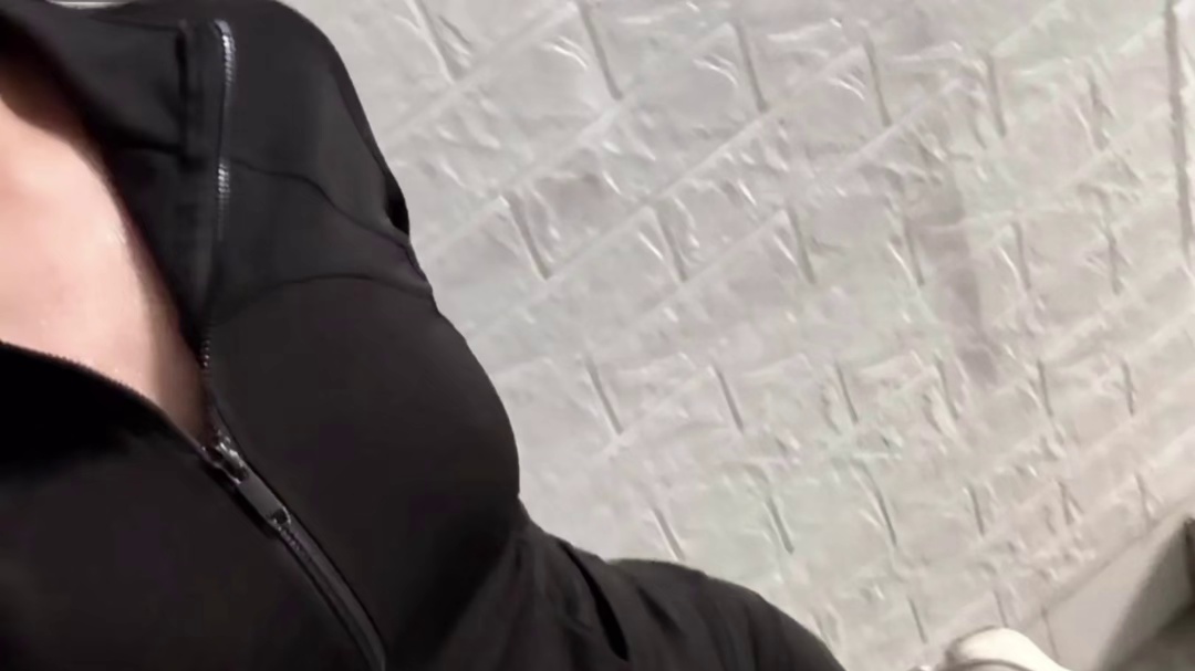 小猫喜欢谁就粘着谁