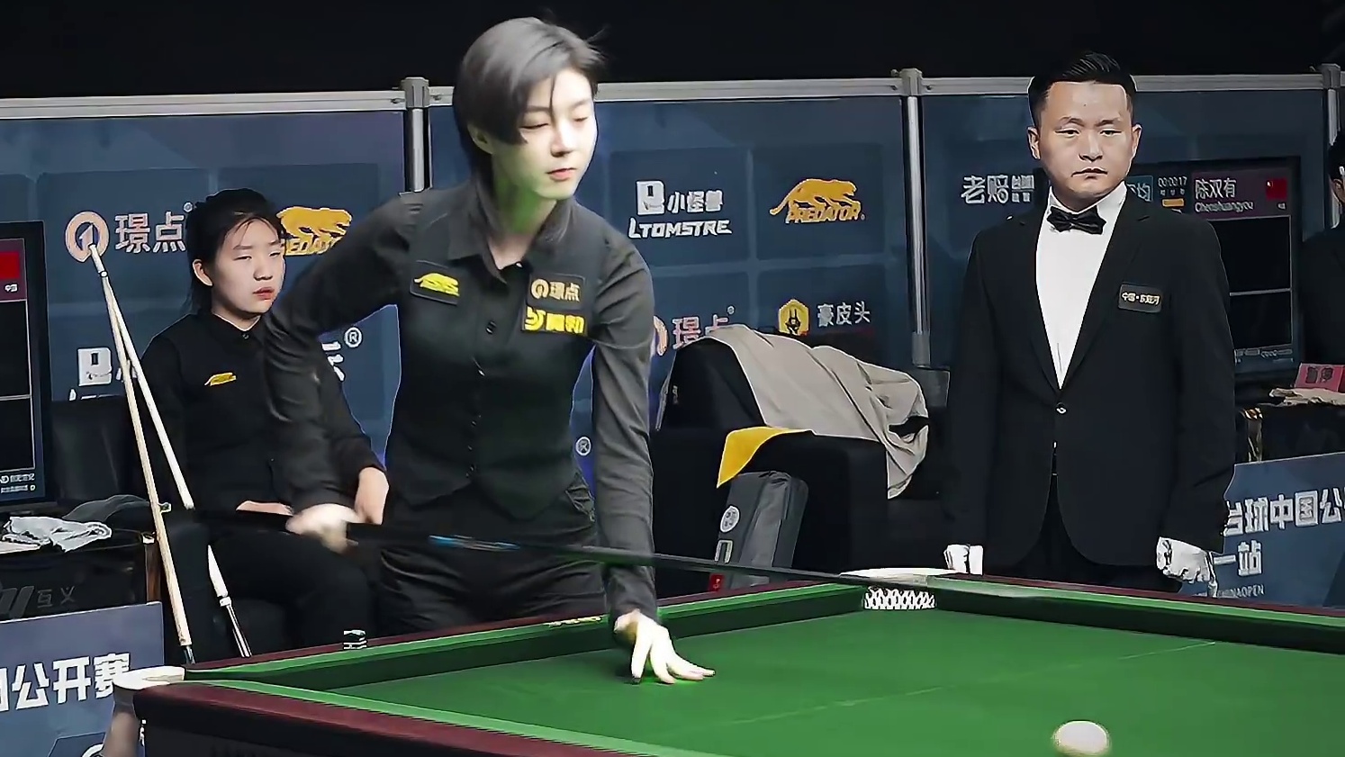 大力娃 在 上的暴力冲