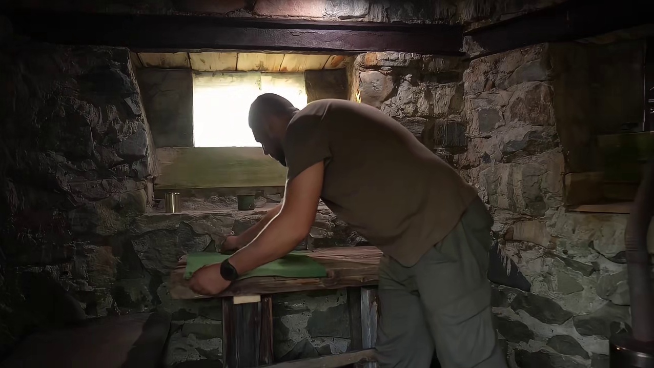 第2集：男人在野外迷了路，把一个废弃石屋建造成舒适小屋