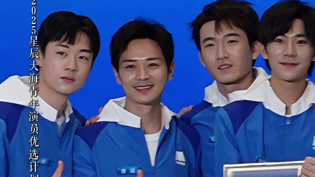 “朴实五花”小队获得优秀小队荣誉后，队员们一起摸证书分享获奖的喜