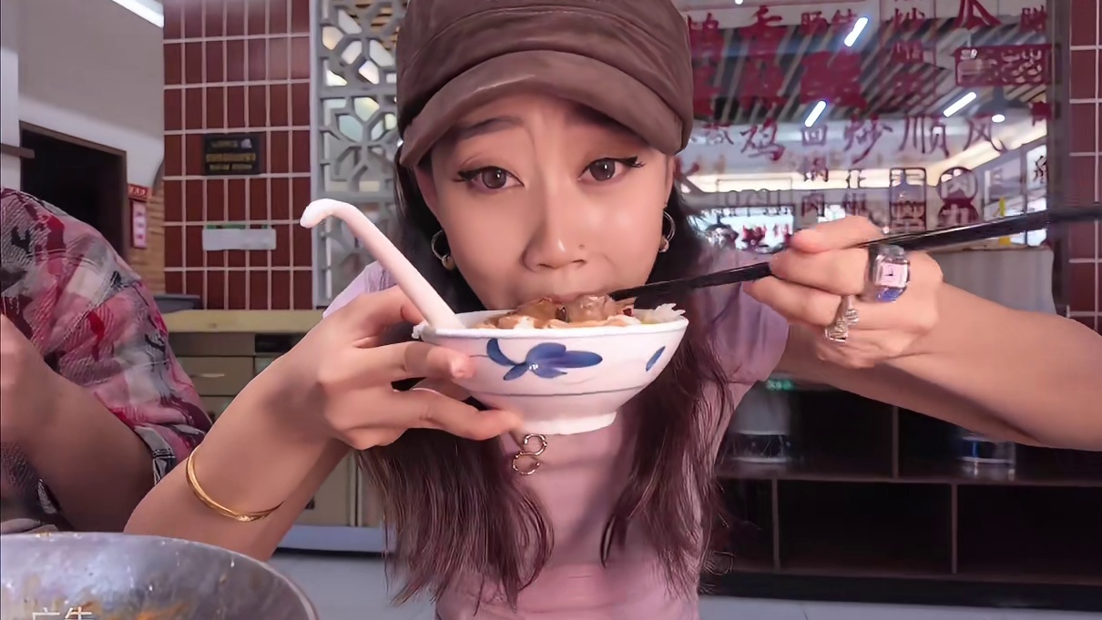 这是我在南昌吃到真心便宜的小食堂。。。。左下角价格太亲民了。