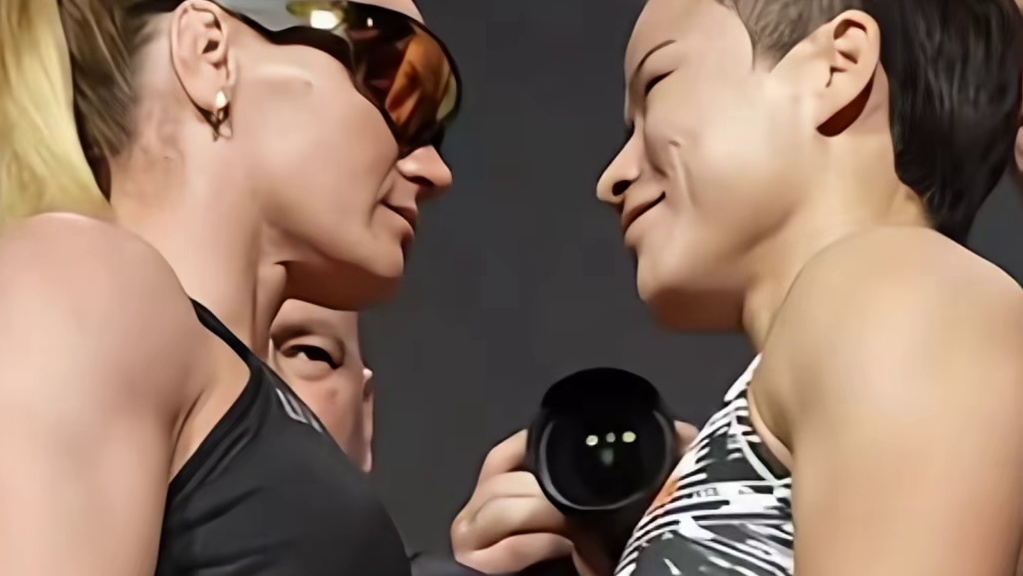 张伟丽VS子弹姐对视秀，差距不大，比赛明日开战