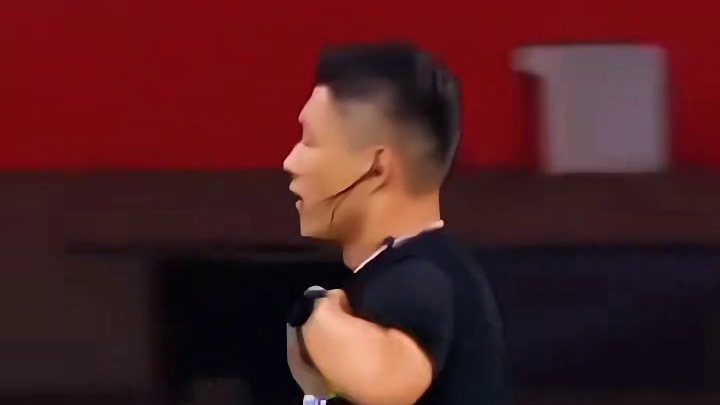 足球场上的激烈瞬间，裁判与球员的对话，引人深思#足球