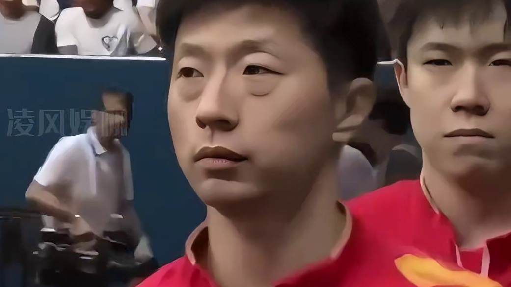 为何樊振东对阵王楚钦，评论区直呼“敢打不敢看”？握手一笑，早把胜负写成国乒团魂