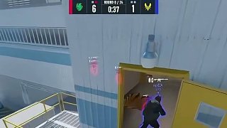 獵鷹進(jìn)入總決賽！小孩大狙秀身法！他在炫技啊 頭磕門