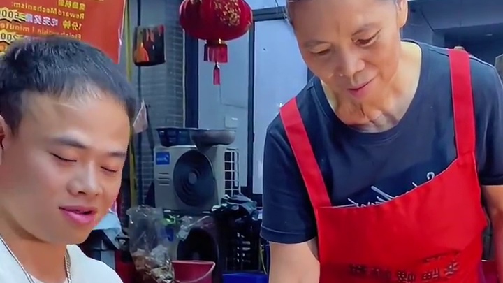 百万网红“肌肉哥”35秒吃完10碗螺蛳粉