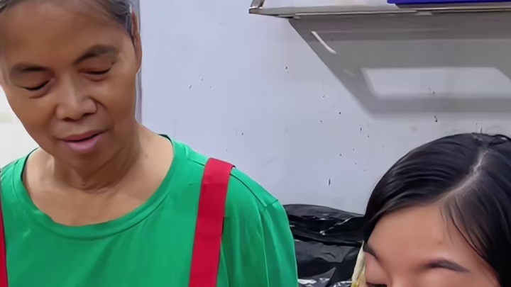 你信不信我一口吃完一个猪脚