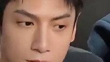 【台下的神看着台上的神略显寂寞】不知道uzi看着台上faker的时候，想着什么？​​​