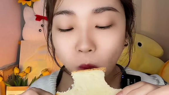 纯奶和面！！奶香十足的！它是厚切大块面包边边哦！贼好吃！