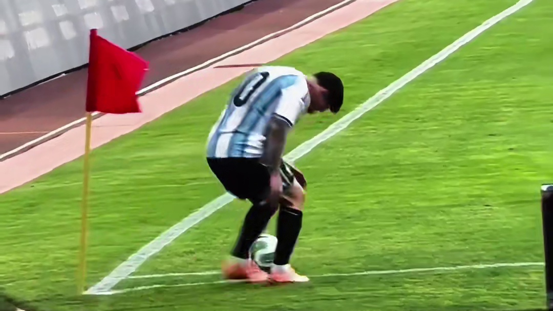梅西主罚角球时差点绊倒，被现场球迷嘲笑了