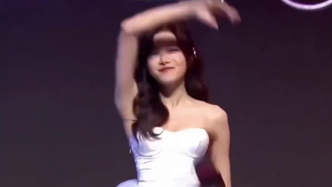 《骆歆出场pose》