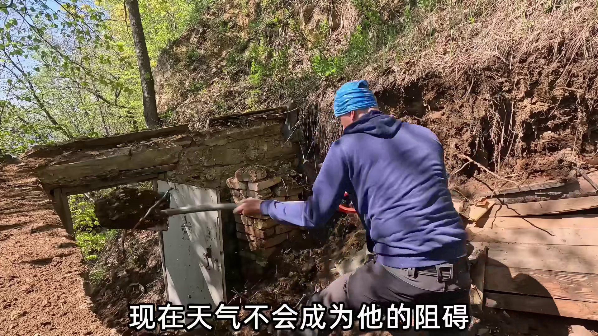 出门露营的阿克途径一个废弃石屋，他决定停下脚步将石屋修复完整