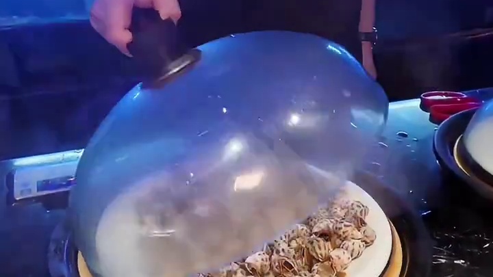 这个冬天总要喝好朋友来一顿鲜活海鲜自助吧！！200多价位300多种菜品！最近还升级蒸汽海鲜、冬季羊肉