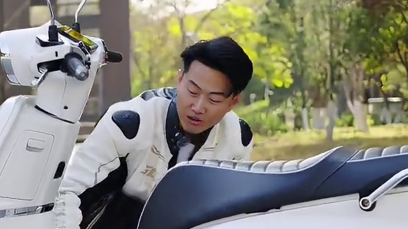 为什么全网追这台小 摩托？打工人终极神器。