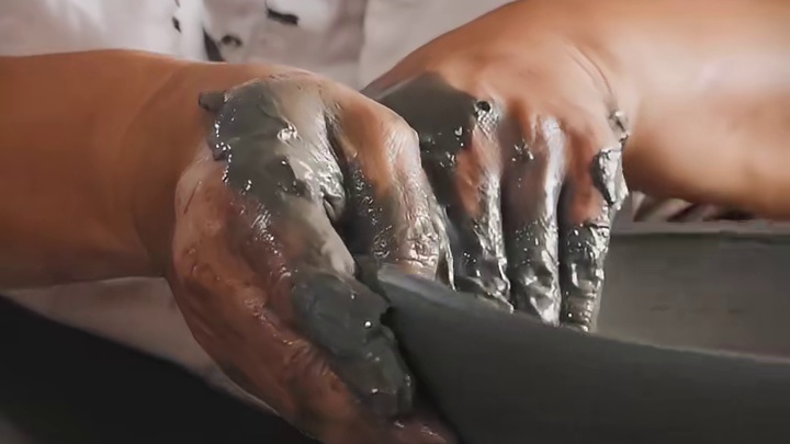 宝子们，看的是不是有点饿啦，来直播间把砂锅带回家！ 真正手工制作的太生土砂锅。