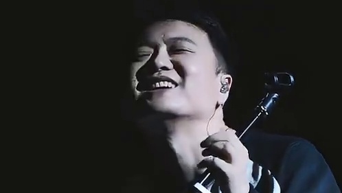 “就在我不愿意醒来的那个晚里，你到我梦里来过。”