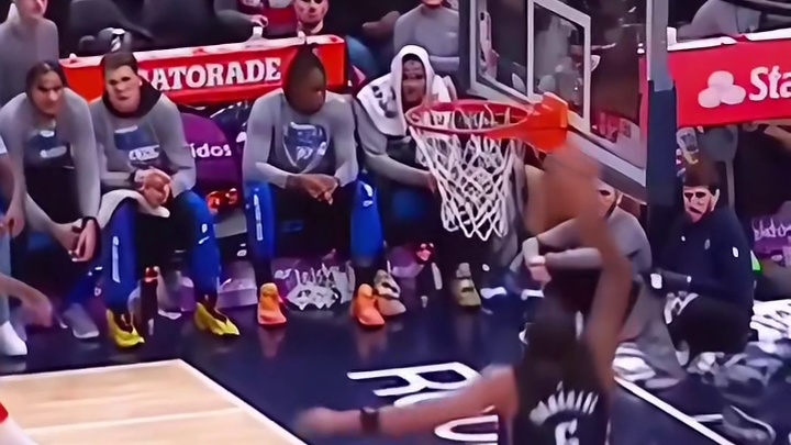 班凯罗冲破阻拦单手劈扣锐不可当