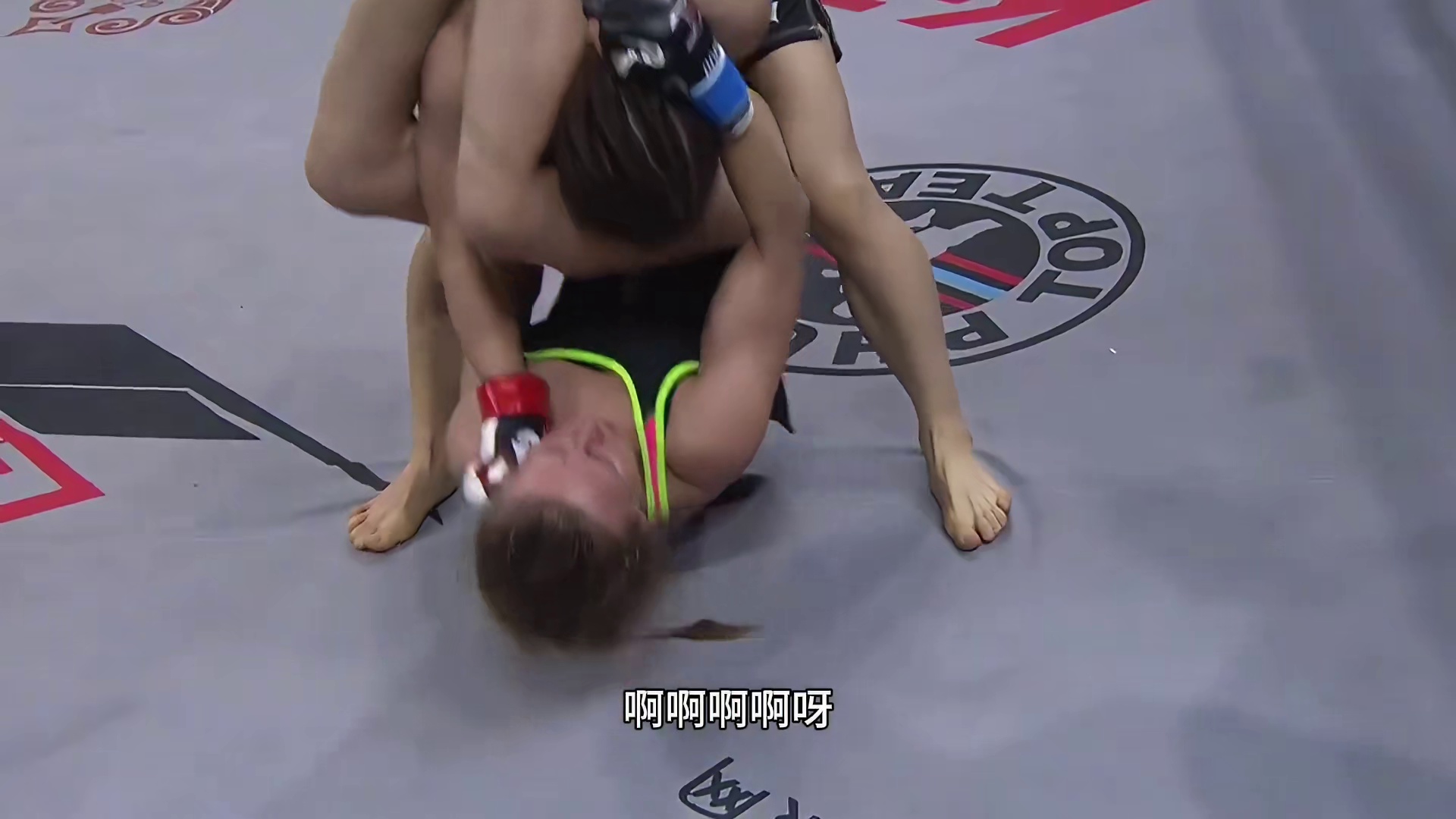 全程捏汗！漂亮国猛将赛前放言扭断伟丽手臂，结果被一脚KO破防