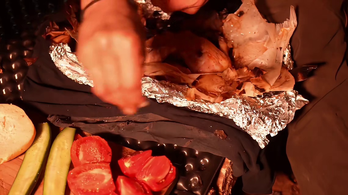 第2集：流浪在野外的男人，用枯木和石头给自己搭建了舒适的小屋