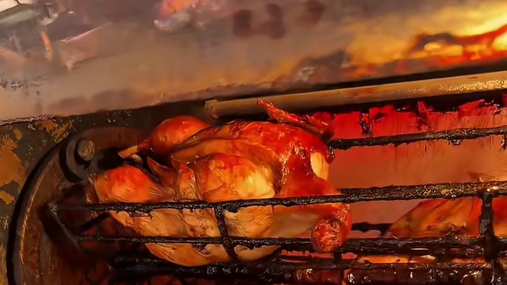 新疆街头特色烧鸡 皮烤的焦焦巴巴的这一口没谁了