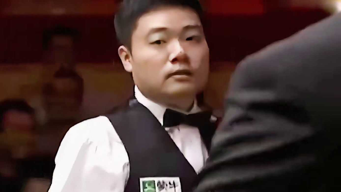 丁俊晖使出如来神掌，白球从天而降砸进粉球