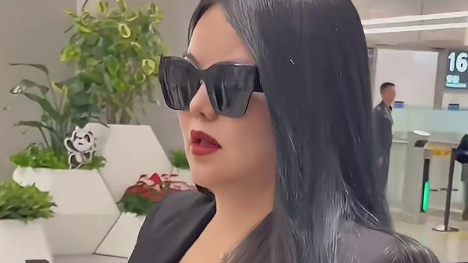 李湘的豪门形象破碎，全网只记得她的红睡衣和行李箱走机场