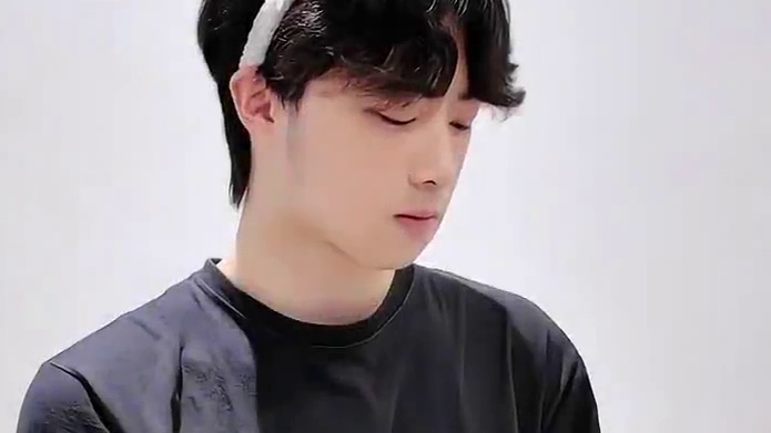 嗨！沃克帅哥（吹口哨）一个人在赛场呀（摘下墨镜）（撩刘海）跟S酱唠唠呗（单手撑墙）（右腿弯曲绕到左腿