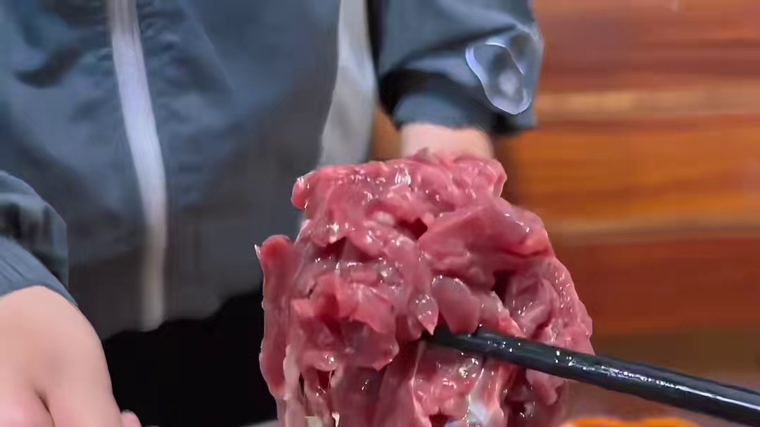 酸菜和牛肉加糊辣子蘸水真的很配 富源人民真的很会吃哦