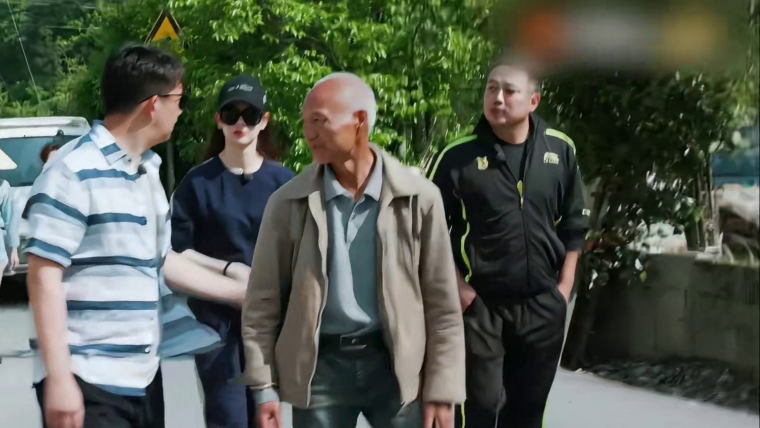 黄磊居然教刘国梁打乒乓球，这不是在关公面前耍大刀嘛