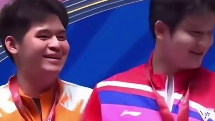 颁奖仪式上王楚钦和林诗栋分别祝贺樊振东，兄弟们打成一片，大家关系太好啦！