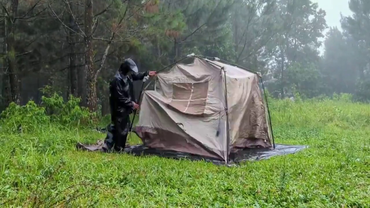 暴雨露营，露营地整天下着瓢泼大雨