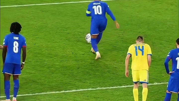 世界杯四强；没他的版本：小组赛游。这哪是同一个国家队？分明是青铜与王者的区别！