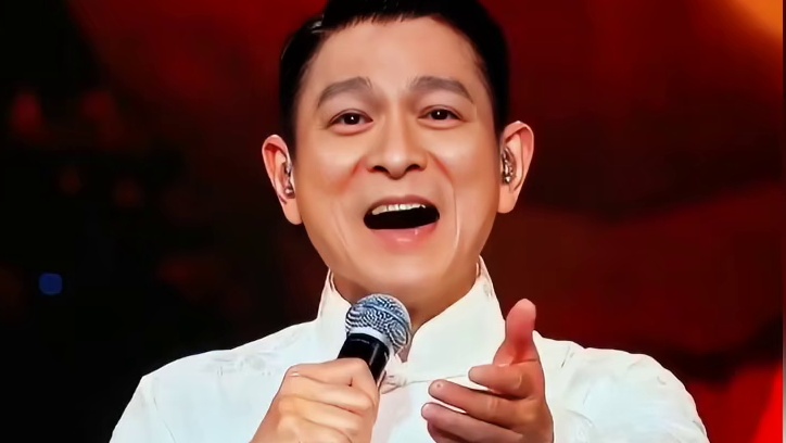 床底惊魂！刘德华酒店遇16岁私生饭，刘嘉玲亲述细节令人发指