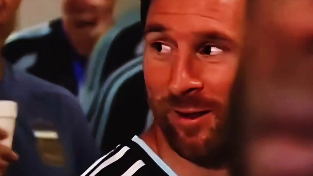 谁不愿意多看梅西一眼呢，对手也是目不转睛的看着