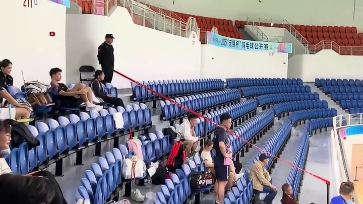 无锡杯羽毛球公开赛sao操作 主办方也是用尽了心思，为了显得观众多，竟然把一大半的看台座位都拦起来了