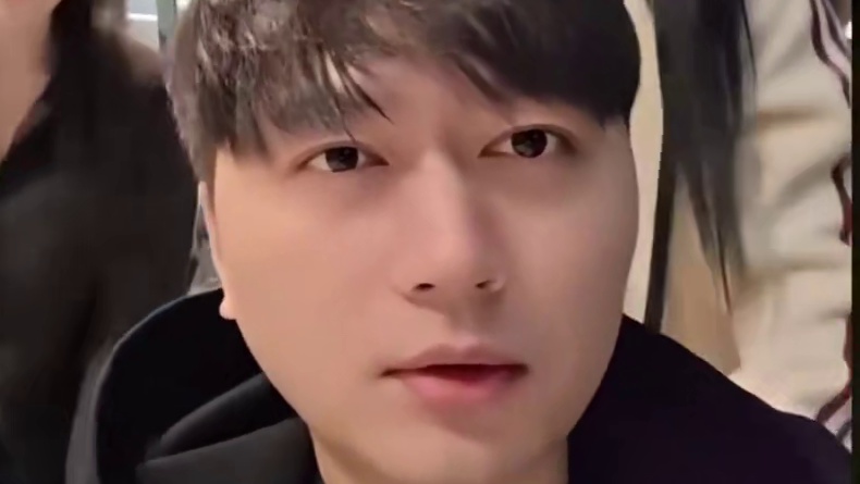 轮椅接机第一个人，话说，厂妹还可以啊。