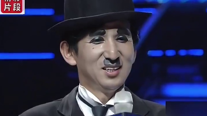 男子带来趣味模仿秀 神形兼备笑点不断 逗得全场观众乐不停