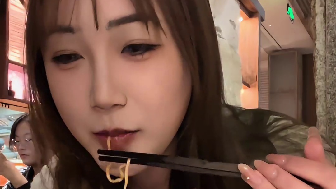 原来靠时间忘记的人，根本经不起见面